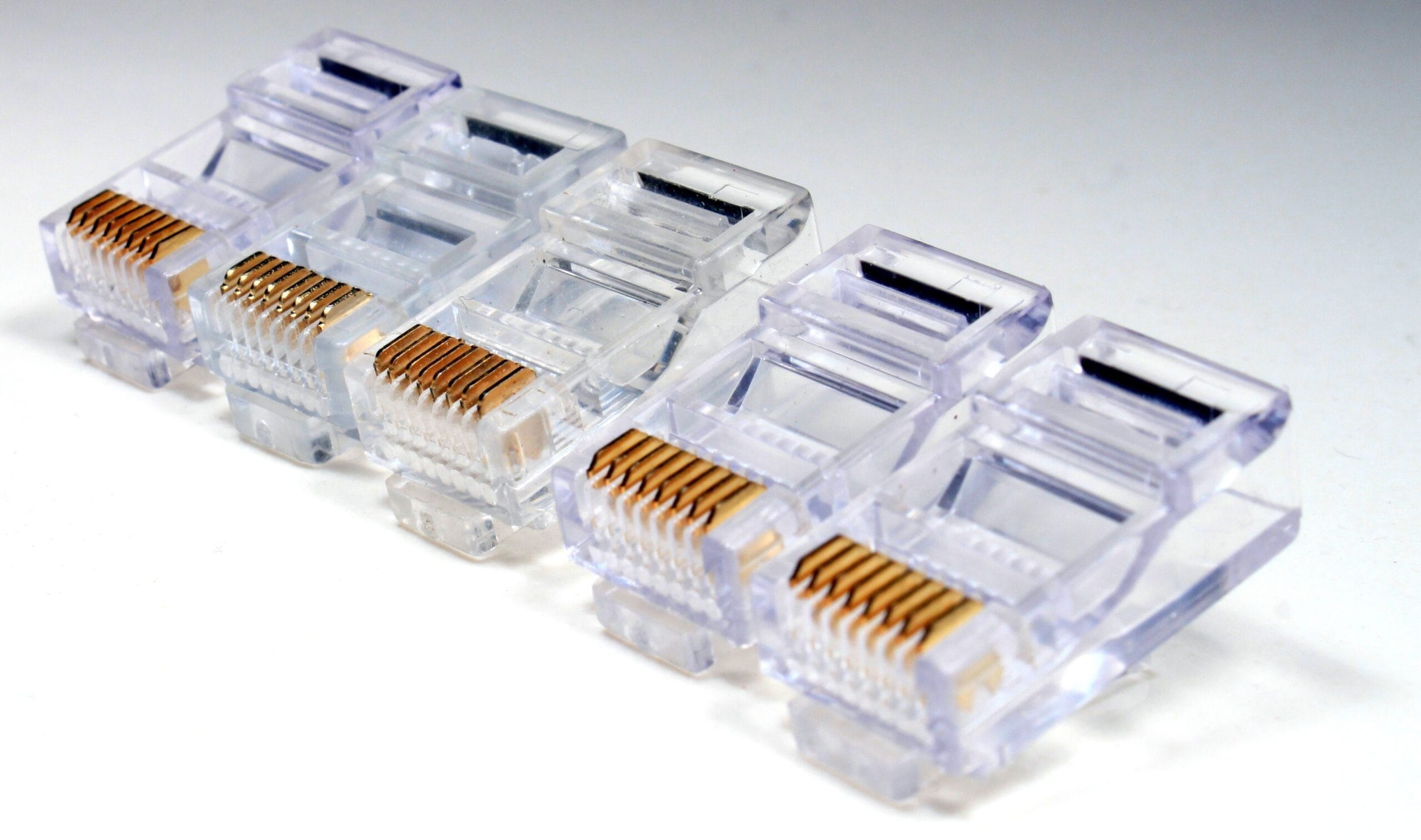 Cómo ponchar correctamente un cable de red en un conector RJ 45